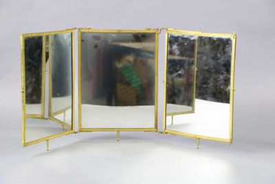 Miroir à quatre panneaux en laiton, avec cadre et pieds en laiton