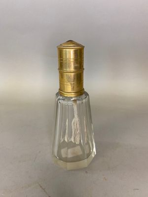 une image représentant une petite bouteille en verre avec un bouchon doré
