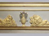 une photo d'une sculpture sur le mur d'un immeuble