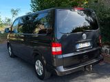 une camionnette noire garée sur le bord de la route