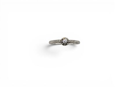gros plan d'une bague en diamant sur une surface blanche