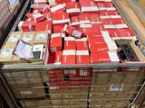 un grand chariot rempli de cartons et des cartons par terre