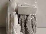 un sac contenant des produits d'entretien posé sur un plan de travail