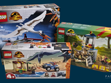 deux boîtes de Lego sur lesquelles figurent un dinosaure et un oiseau