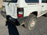 un camion blanc garé sur le parking
