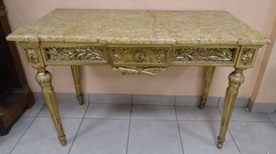 une petite table avec un plateau en marbre posée sur un sol carrelé