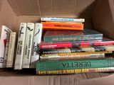 plusieurs livres empilés dans une boîte