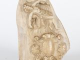 une image représentant une sculpture d'une femme et d'un homme sur un rocher