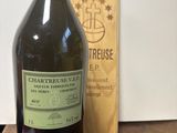 une bouteille de vin posée sur une table à côté d'une caisse en bois