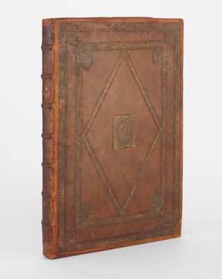 un vieux livre avec une couverture marron sur fond blanc