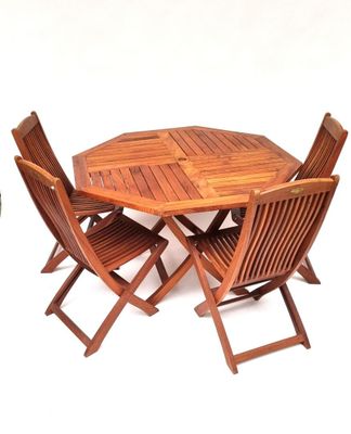 un ensemble composé d'une table et de chaises en bois sur fond blanc