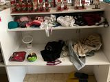 une étagère blanche sur laquelle sont posés de nombreux objets, dans une pièce