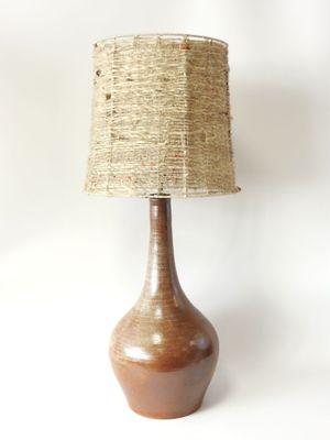 une lampe munie d'un abat-jour marron