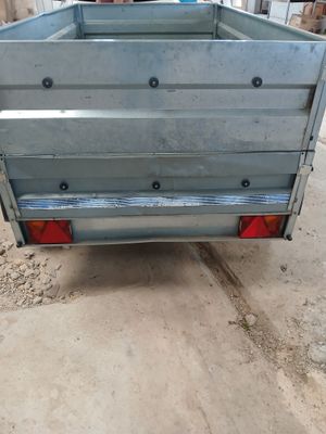 l'arrière d'un camion à plateau dans un garage