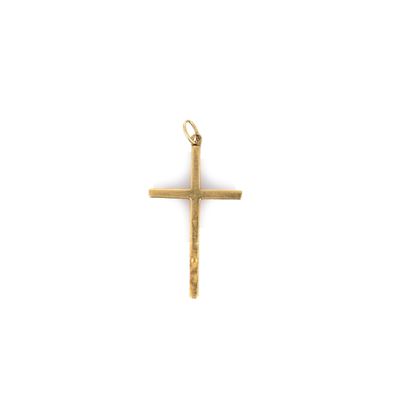 pendentif en forme de croix en or sur fond blanc