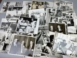 plusieurs photos en noir et blanc représentant des personnes et leurs familles, posées sur une table