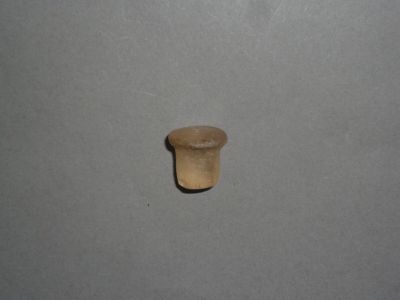 un petit morceau de bois posé sur une table