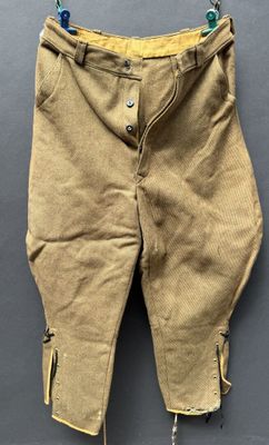 un gros plan sur un pantalon suspendu à une corde à linge