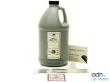 un gallon de liquide posé sur une table