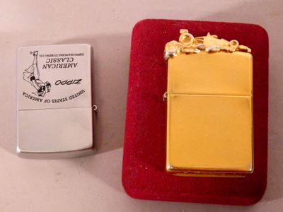 un briquet posé à côté d'un autre briquet