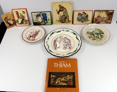 de nombreuses assiettes et photos posées sur la table, ainsi qu'un livre