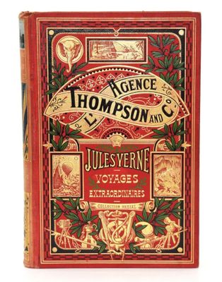 un vieux livre à la couverture rouge et aux lettres dorées