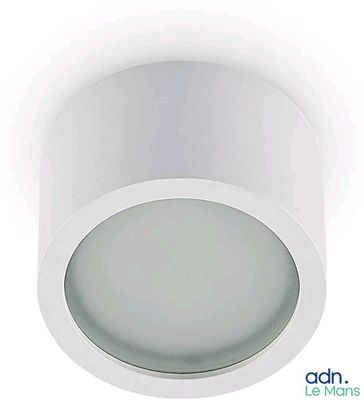 une image montrant un gros plan d'une lampe fixée au plafond