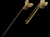 une paire de barrettes en forme de fleur, en or et perles