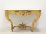 une table console en or avec un plateau en marbre