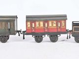 un petit train posé sur une surface blanche