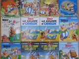 les couvertures d'une collection d'albums de bandes dessinées posées sur une table