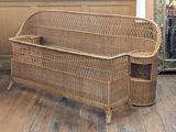 un banc en osier au milieu d'un parquet