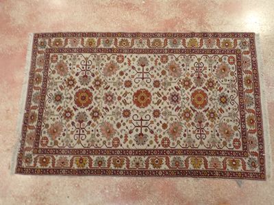 un tapis oriental sur le sol d'une pièce