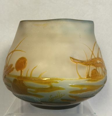 un vase en verre orné d'une peinture représentant des oiseaux