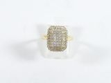 une bague en or sertie de diamants blancs sur fond blanc