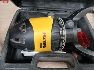 un étui noir contenant un aspirateur jaune et noir