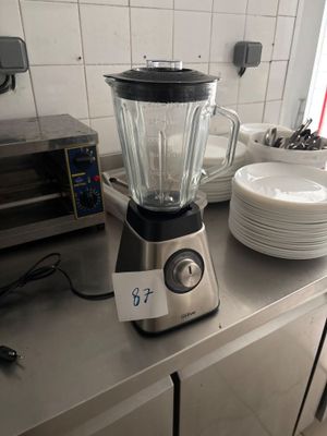 un mixeur posé sur le comptoir d'une cuisine