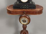 une petite table surmontée d'une horloge