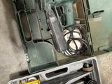 une boîte contenant des outils posée sur le sol