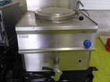 une photo d'une cuisine avec une cuisinière et un sac poubelle