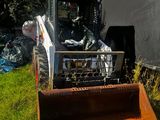 un tracteur garé à côté d'une remorque