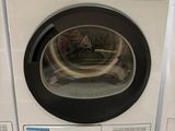 une pile de lave-linge et de sèche-linge exposée dans un magasin