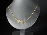 un collier plaqué or sur lequel est gravé le mot « hope »
