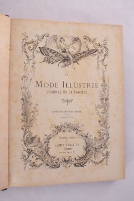 un vieux livre avec l'image d'un oiseau sur la couverture