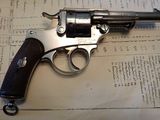 un pistolet posé sur une feuille de papier