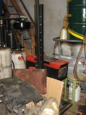 une photo d'un homme travaillant dans un garage