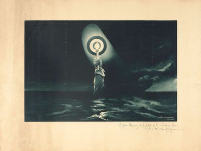 une vieille photo d'une femme tenant une lampe à la main