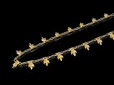 le bandeau est orné de feuilles dorées et de perles