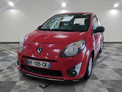 la photo d'une voiture rouge garée dans un garage
