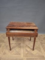 Table à écrire en noyer mouluré, le plateau rectangulaire, l… (photo 3)